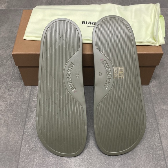 BNIB Authentic Burberry Slides - Picture 3 of 4